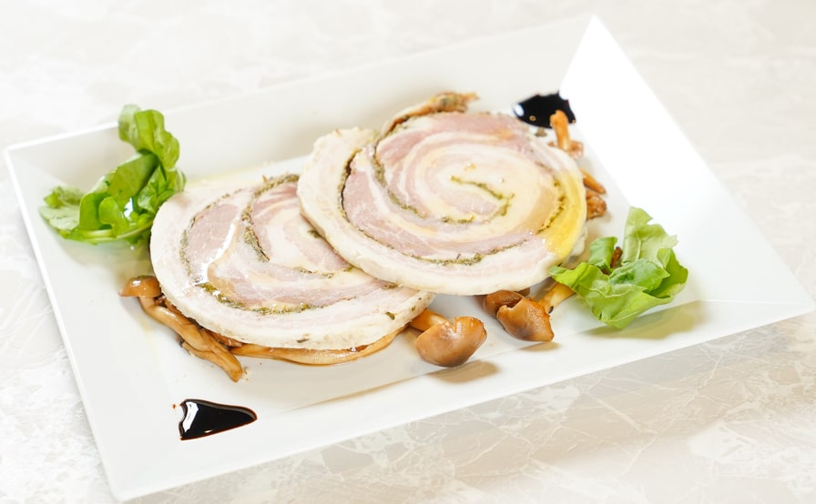 ポルケッタ(豚バラ肉のイタリア風香草焼き)大麦とキノコソテー バルサミコ風味添え